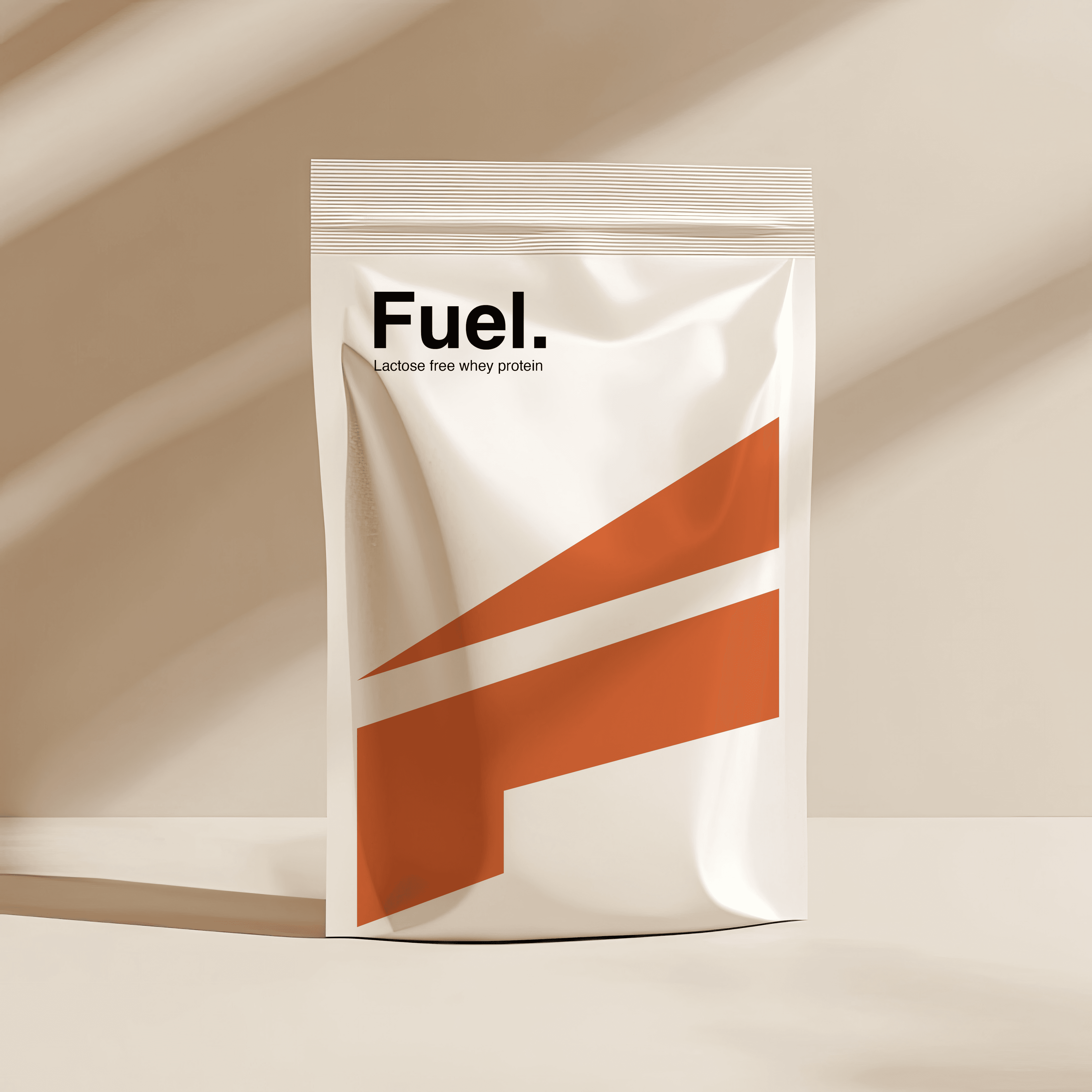 Voorkant van de Fuel-verpakking op een beige achtergrond