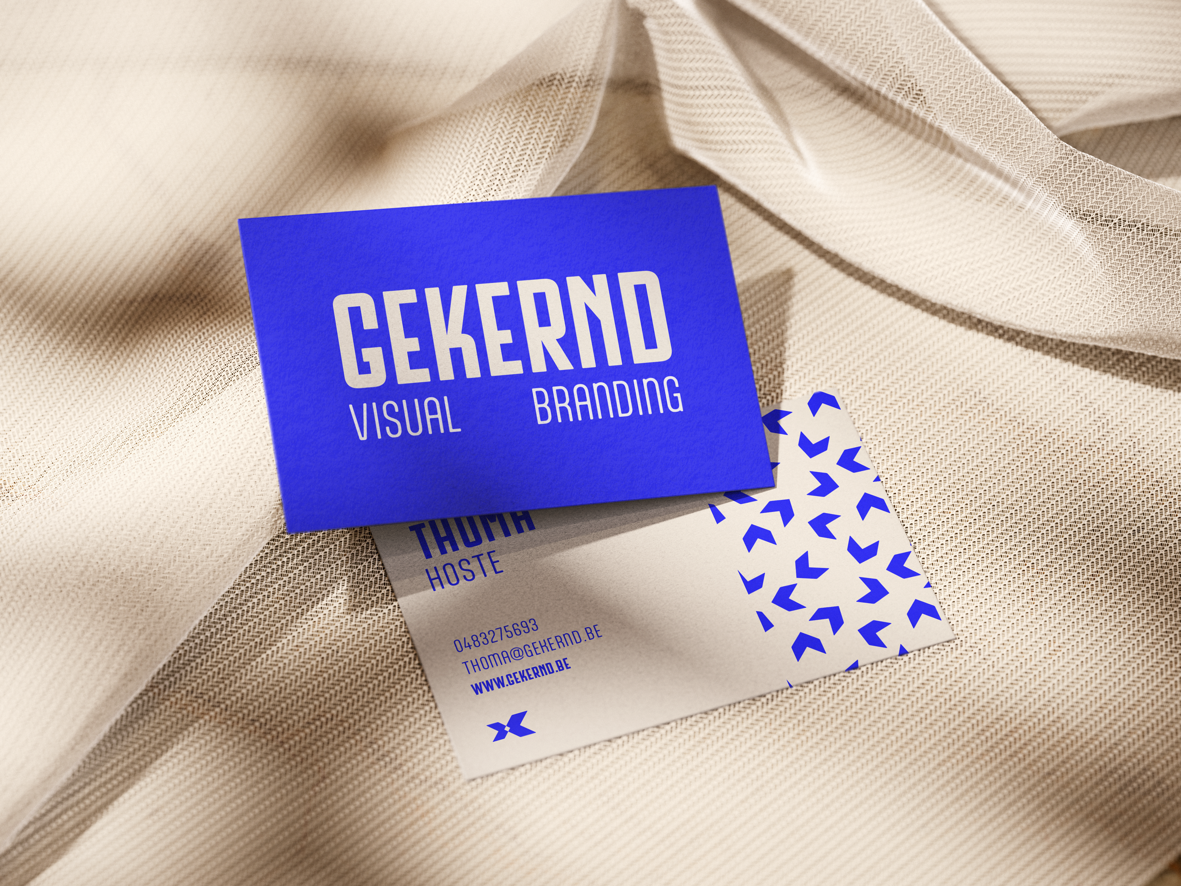 Neon blauwe Gekernd-visitekaartjes op een lichte, geplooide achtergrond
