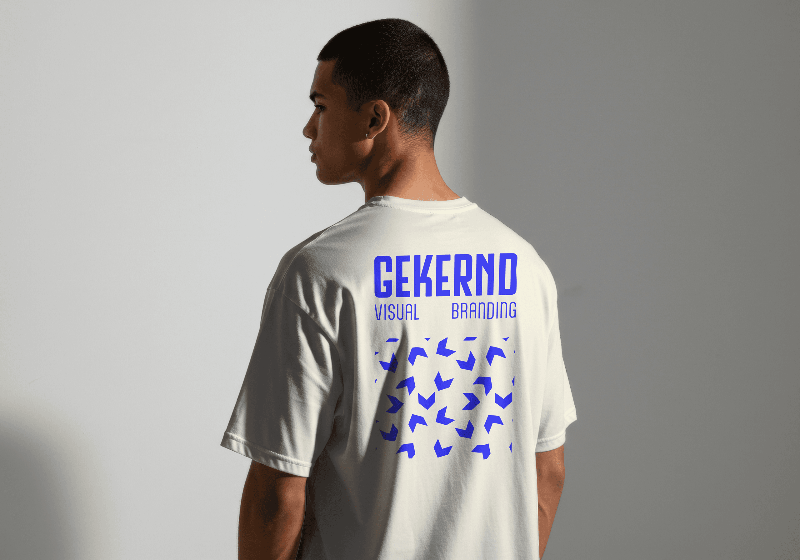 Model draagt een Gekernd-T-shirt in blauw en wit